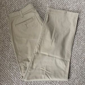 LEE Mens Total Freedom Pleated Relaxed Fit Pant.